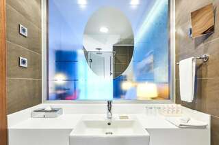Отель Radisson Blu Hotel, Kyiv Podil City Centre Киев Стандартный двухместный номер с 1 кроватью или 2 отдельными кроватями-7